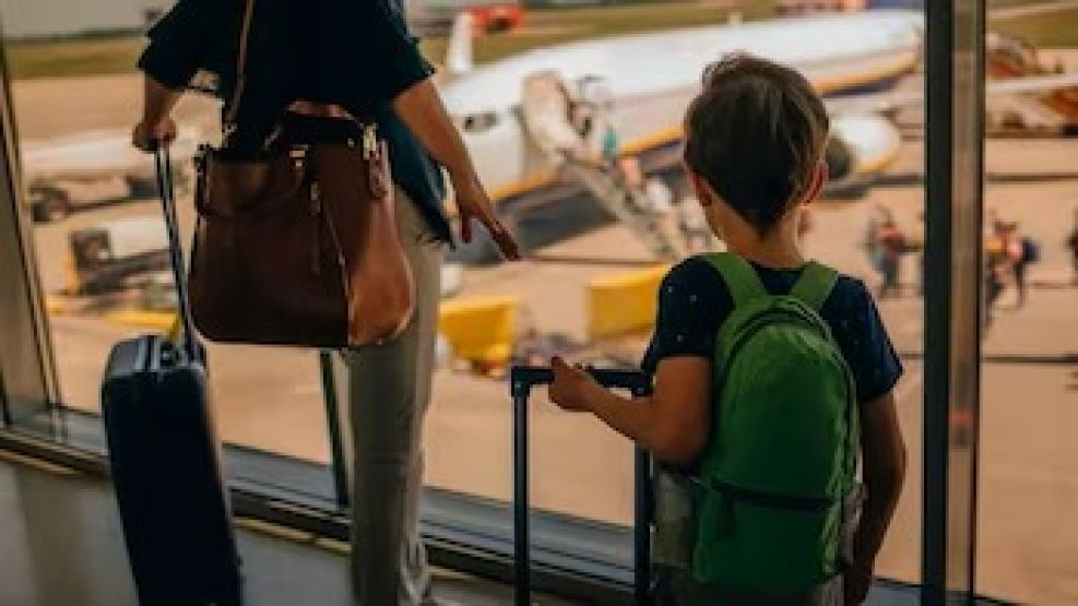 Polémica por los controles en los permisos de viaje al exterior para menores.