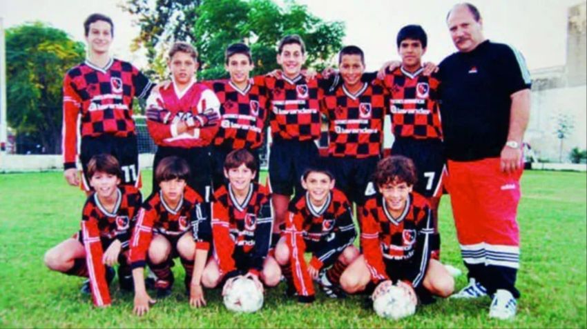 Un pequeño Messi posando con sus compañeros con la camiseta de la Lepra en 1999.