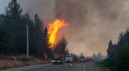 Brigadistas combaten el incendio forestal.