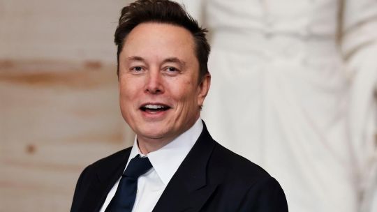 Una escritora reveló que Elon Musk es el padre de su hijo y desató un escándalo