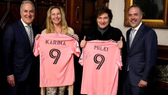 Los dueños del Inter Miami visitaron a Javier Milei y le regalaron una camiseta firmada por Messi