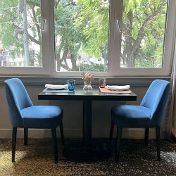 El brunch del NH Collection Crillon tiene vistas a la porteña plaza San Martín.