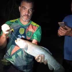 Un pesquero en plena naturaleza y con una arboleda ideal para estos tiempos calurosos.