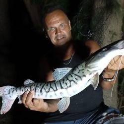 Un pesquero en plena naturaleza y con una arboleda ideal para estos tiempos calurosos.