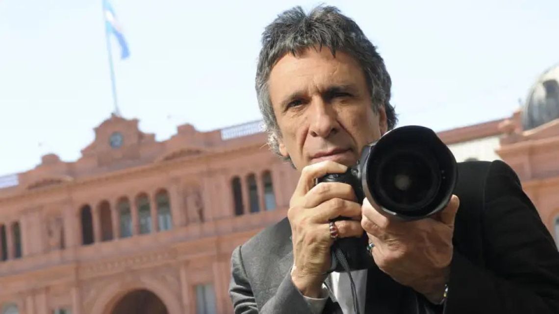 Presidential photographer Víctor Bugge.