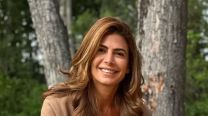 A tono con la naturaleza, el look de jardinera de Juliana Awada para hacer tareas en su jardín patagónico