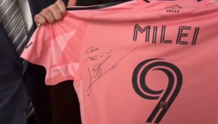 La camiseta firmada por Messi