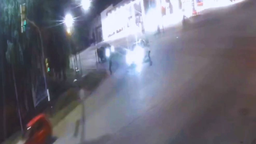 Policías bonaerenses de civil disparan al auto de Matías Paredes