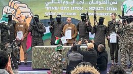 Ohad Ben Ami, Or Levy y Eli Sharabi, visiblemente demacrados por el infierno vivido, en el momento de ser liberados por Hamás.