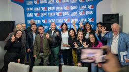 Parrilli, junto a un grupo de observadores electorales internacionales en Ecuador.