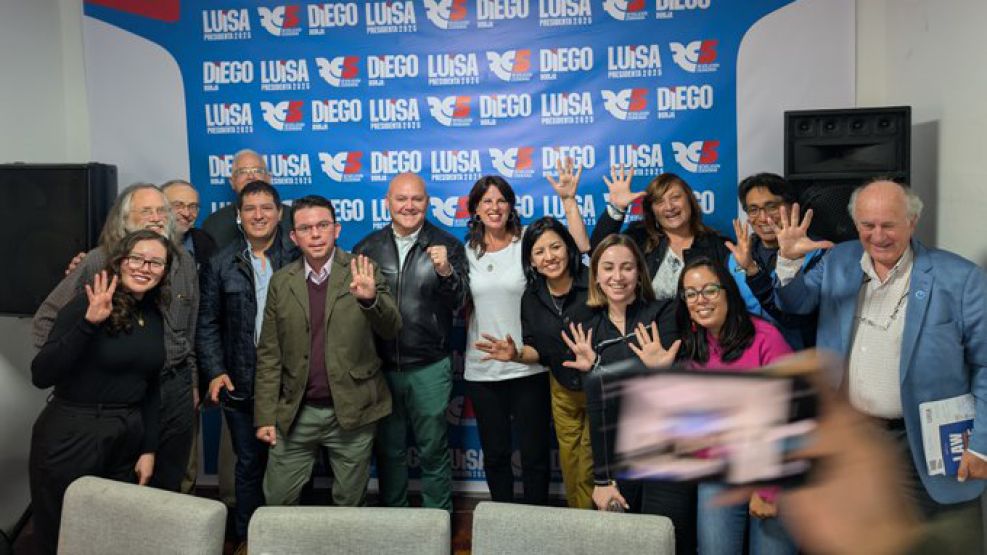 Parrilli, junto a un grupo de observadores electorales internacionales en Ecuador.