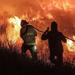 La lucha para extinguir el fuego es titánica.