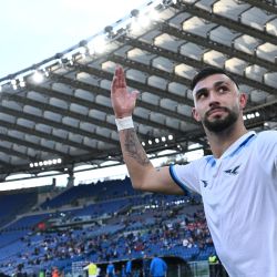 El delantero argentino de la Lazio, Valentín Castellanos, celebra después de anotar el tercer gol de su equipo durante el partido de fútbol de la Serie A italiana entre Lazio y Monza en el Stadio Olimpico de Roma. | Foto:ALBERTO PIZZOLI / AFP)