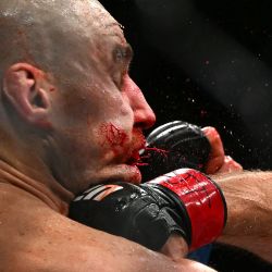 El estadounidense Sean Strickland es golpeado por el sudafricano Dricus du Plessis durante su evento de división de peso mediano masculino del Ultimate Fighting Championship (UFC) 312 en el Qudos Bank Arena en Sídney. | Foto:Saeed Khan / AFP