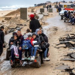 La gente viaja en un carro tirado por caballos mientras se acerca a las barreras de hormigón del llamado corredor Netzarim entre la ciudad de Gaza y Nuseirat en el centro de la Franja de Gaza, mientras las personas desplazadas regresan a sus hogares en medio del actual acuerdo de alto el fuego en la guerra entre Israel y Hamás. | Foto:Eyad Baba / AFP