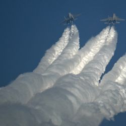 Los aviones de combate Sukhoi Su-30 de la Fuerza Aérea India (IAF) se presentan durante el día inaugural de la 15ª edición de 'Aero India 2025', una exhibición de aviación militar en la Estación de la Fuerza Aérea Yelahanka en Bengaluru. | Foto:IDREES MOHAMMED / AFP