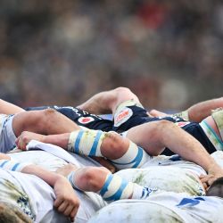 Los jugadores de Italia luchan por la pelota en un scrum durante el partido internacional de rugby de las Seis Naciones entre Escocia e Italia en el Estadio Murrayfield en Edimburgo, Escocia. | Foto:Andy Buchanan / AFP