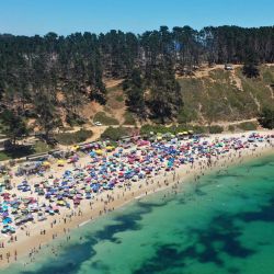 Vista aérea de la playa El Canelo cerca de Algarrobo, provincia de Valparaíso, en la costa central de Chile. | Foto:RODRIGO ARANGUA / AFP