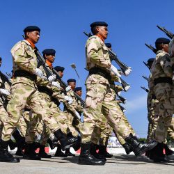 Voluntarios de defensa civil tailandeses participan en un desfile durante el Día Anual de los Voluntarios de Defensa en Narathiwat, provincia del sur de Tailandia. | Foto:Madaree Tohlala / AFP