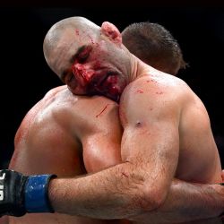 El estadounidense Sean Strickland y el sudafricano Dricus du Plessis se abrazan después de su evento de la división de peso mediano masculino del Ultimate Fighting Championship (UFC) 312 en el Qudos Bank Arena en Sídney. | Foto:Saeed Khan / AFP