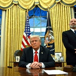 El presidente de Estados Unidos, Donald Trump, habla con la prensa después de firmar una orden ejecutiva, junto al candidato a secretario de Comercio de Estados Unidos, Howard Lutnick (derecha), en la Oficina Oval de la Casa Blanca en Washington, DC. | Foto:ANDREW CABALLERO-REYNOLDS / AFP