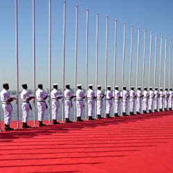 La Armada paquistaní lleva banderas de países extranjeros que participan durante el ejercicio naval multinacional AMAN-25 en Karachi. | Foto:RIZWAN TABASSUM / AFP