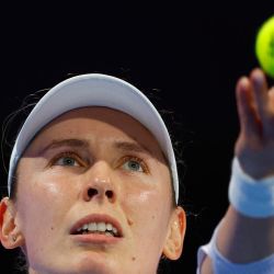 La rusa Ekaterina Alexandrova le sirve la pelota a la bielorrusa Aryna Sabalenka durante su partido del Abierto de Qatar 2025 de la WTA en el Complejo Internacional de Tenis Khalifa en Doha. | Foto:KARIM JAAFAR / AFP
