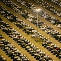 Los automóviles fabricados por Changan Automobile se ven en el centro de distribución de vehículos de la compañía en Chongqing, en el suroeste de China. | Foto:AFP