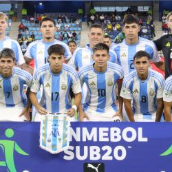 Los jugadores de Argentina posan para una fotografía antes del partido de la ronda final del Campeonato Sudamericano de Fútbol Sub-20 de 2025 entre Argentina y Colombia en el estadio Brigido Iriarte en Caracas. | Foto:Edison Gamez / AFP