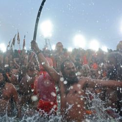 Los sadhus u hombres santos hindúes se dan un baño sagrado en las aguas sagradas de Sangam, la confluencia de los ríos Ganges, Yamuna y el mítico Saraswati, en una ocasión auspiciosa de 'Basant Panchami' durante el festival Maha Kumbh Mela en curso en Prayagraj, India. | Foto:NIHARIKA KULKARNI / AFP