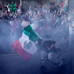 Manifestantes bloquean la autopista Santa Ana durante una manifestación en apoyo a los inmigrantes en Los Ángeles, California. | Foto:DAVID SWANSON / AFP