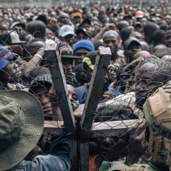 Soldados del M23 vigilan a una multitud reunida en el Estadio de la Unidad en Goma durante una concentración pública convocada por el grupo armado. | Foto:ALEXIS HUGUET / AFP