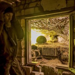 Un artillero ucraniano de la 24.ª Brigada Mecanizada dispara un obús autopropulsado 2S1 'Gvozdika' de 122 mm hacia posiciones rusas en un lugar no revelado cerca de Chasiv Yar, región de Donetsk, en medio de la invasión rusa de Ucrania. | Foto:Handout / 24.ª Brigada Mecanizada de las Fuerzas Armadas de Ucrania / AFP