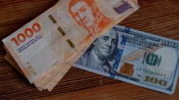 Argentine Peso to Keep Weakening If Dollarization Looks Likely