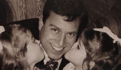 El príncipe Andrés junto a sus hijas, Beatriz y Eugenia de York