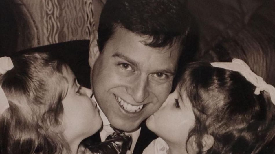 El príncipe Andrés junto a sus hijas, Beatriz y Eugenia de York