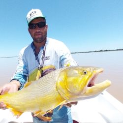 Debido a la época del año, baja mucho sedimento de los ríos Bermejo y Paraguay, lo que genera aguas oscuras y anula la pesca con artificiales.