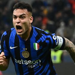 El delantero argentino del Inter de Milán, Lautaro Martínez, celebra el primer gol de su equipo durante el partido de fútbol de la Serie A italiana entre el Inter de Milán y la Fiorentina en el Estadio San Siro en Milán. | Foto:Isabella Bonotto / AFP)