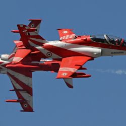 El equipo de acrobacia aérea Surya Kiran de la Fuerza Aérea India (IAF) se presenta durante Aero India 2025, una exhibición de aviación militar en la Estación de la Fuerza Aérea Yelahanka en Bengaluru. | Foto:IDREES MOHAMMED / AFP
