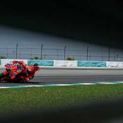 El piloto español de Ducati Lenovo, Marc Márquez, compite durante el segundo día de pruebas de pretemporada de MotoGP 2025 en el Circuito Internacional de Sepang en Sepang. | Foto:Mohd Rasfan / AFP