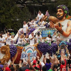 Imagen de personas asistiendo al desfile del Super Bowl en el histórico Barrio Francés y el centro de Nueva Orleans, Estados Unidos. | Foto:Xinhua/Wu Xiaoling