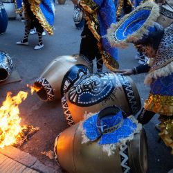 Imagen de un integrante de la comparsa Cuareim 1080 calentando un tambor con fuego previo a participar en el primer día del Desfile de Llamadas, en Montevideo, capital de Uruguay. | Foto:Xinhua/Nicolás Celaya