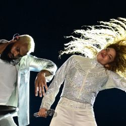 La cantante colombiana Shakira se presenta durante el lanzamiento mundial de su gira 'Las Mujeres ya no Lloran' en el estadio Nilton Santos en Río de Janeiro. | Foto:PABLO PORCIUNCULA / AFP
