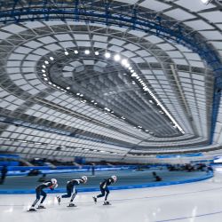 Patinadoras del equipo de República de Corea compiten durante la prueba de patinaje de velocidad por persecución de equipos femeninos en los IX Juegos Asiáticos de Invierno, en Harbin, en la provincia de Heilongjiang, en el noreste de China. | Foto:Xinhua/Wang Xiang