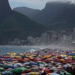 Vista de personas disfrutando de la playa de Ipanema en Río de Janeiro, Brasil. | Foto:PABLO PORCIUNCULA / AFP