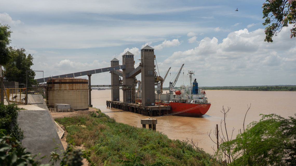 A ship loads soy at a port on the Paraná River in Rosario. 