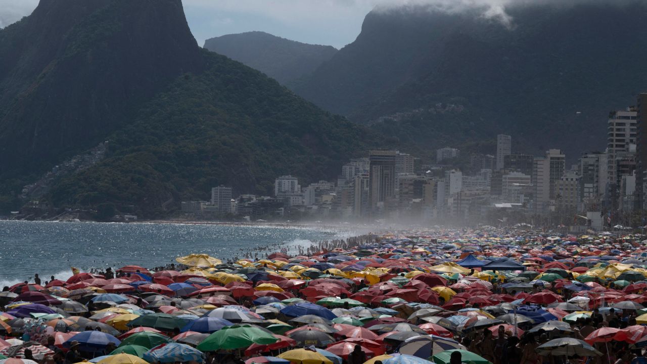 Vista de personas disfrutando de la playa de Ipanema en Río de Janeiro, Brasil. | Foto:PABLO PORCIUNCULA / AFP