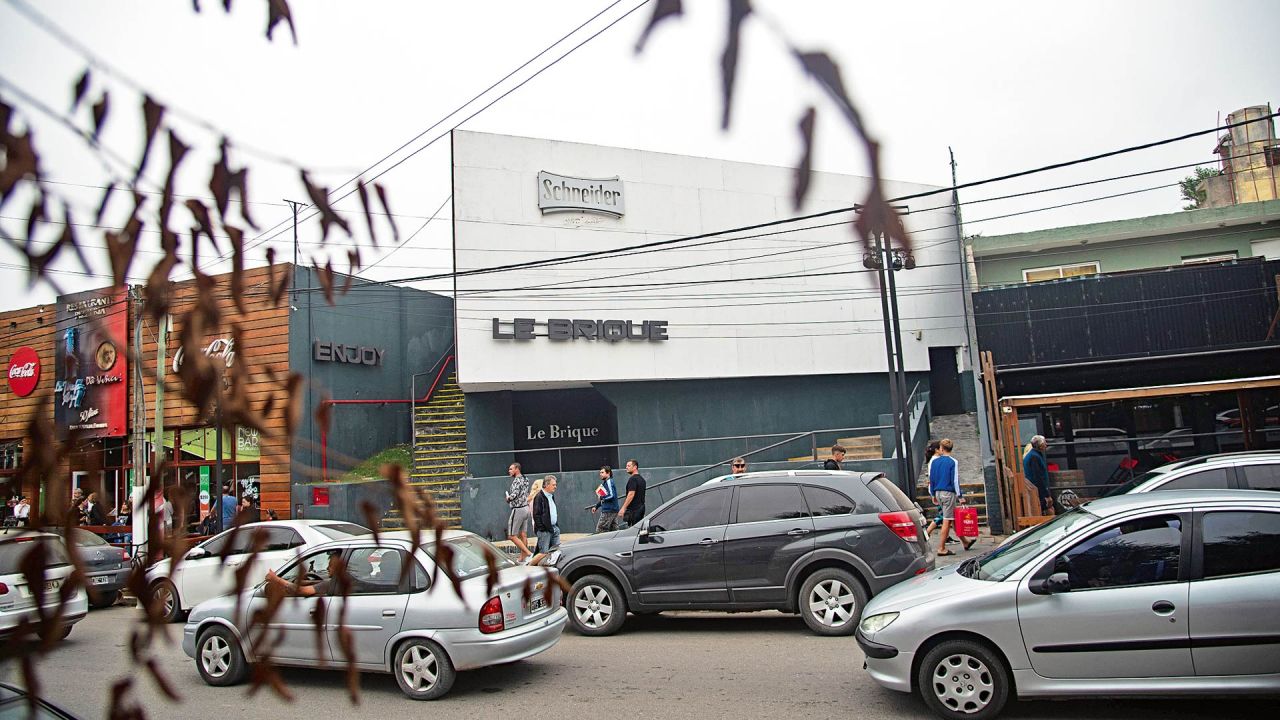 Le Brique antes recibía jóvenes en busca de diversión, hoy es un santuario en honor a Fernando Báez Sosa. | Foto:Cedoc