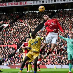 El centrocampista uruguayo del Manchester United, Manuel Ugarte, cabecea la pelota durante el partido de la Liga Premier inglesa entre el Manchester United y el Crystal Palace en Old Trafford, en Manchester, noroeste de Inglaterra. | Foto:Paul Ellis / AFP