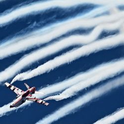 El equipo de acrobacia aérea Surya Kiran de la Fuerza Aérea India (IAF) se presenta durante Aero India 2025, una exhibición de aviación militar en la Estación de la Fuerza Aérea Yelahanka en Bengaluru. | Foto:IDREES MOHAMMED / AFP